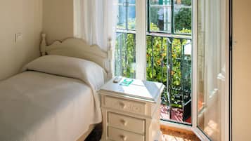 Habitación individual, baño compartido | Mobiliario individual, cortinas opacas, sistema de insonorización