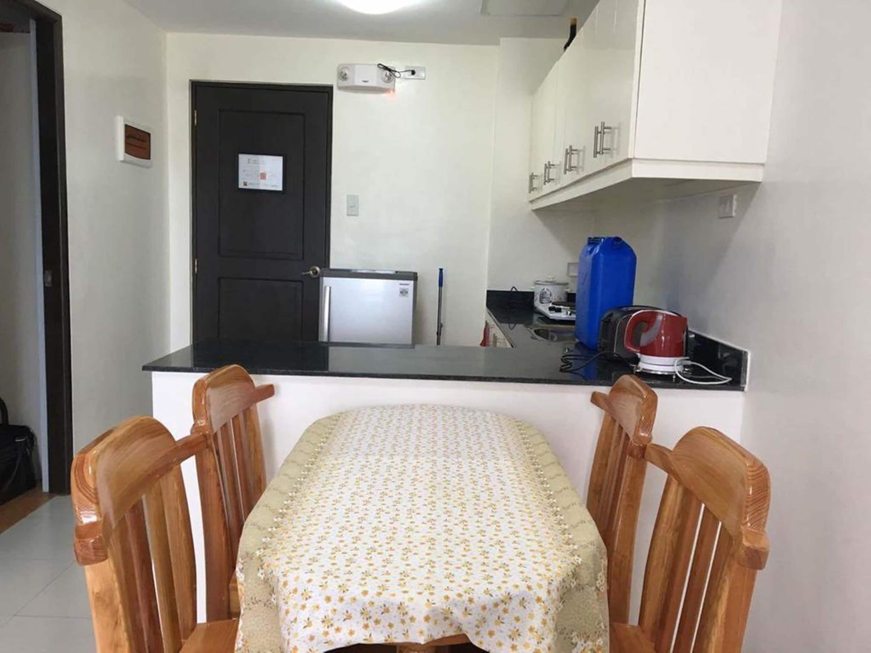Deluxe Condo, 2 Bedrooms, Kitchen, Mountain View | In-room dining