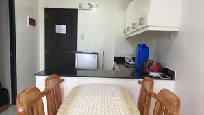 Deluxe appartement, 2 slaapkamers, keuken, uitzicht op bergen | Dineren op de kamer