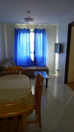 Apartamento Deluxe, 2 habitaciones, cocina, vistas a la montaña | Zona de estar | Una televisión de pantalla plana