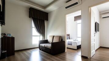 Quarto quádruplo família | Frigobar, espaço de trabalho para notebook, quartos à prova de som