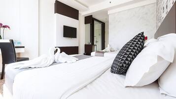 Deluxe Twin Room | Minibar, laptop workspace, soundproofing, iron/ironing board