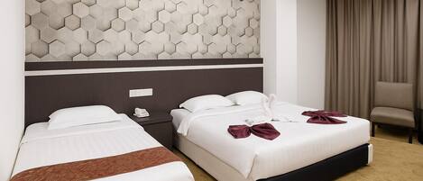 Quarto de hotel com duas camas, design moderno na parede, uma cadeira e uma cortina.