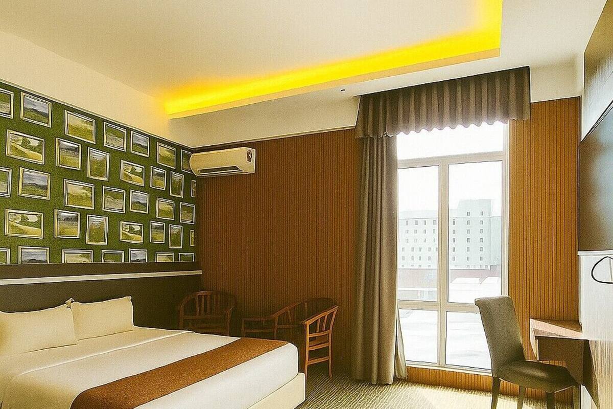 Minibar, laptop workspace, soundproofing, iron/ironing board