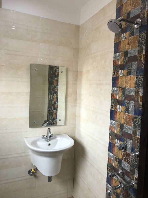 Bathroom - Hotel Richmond Inn (New Delhi)