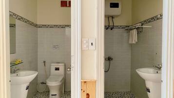 Deluxe Apartment, 2 Bedrooms, Connecting Rooms, City View | Bathroom