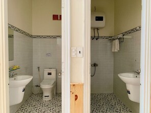Deluxe Apartment, 2 Bedrooms, Connecting Rooms, City View | Bilik Mandi | Pancuran mandi, kelengkapan dandanan diri percuma, jubah mandi, selipar 