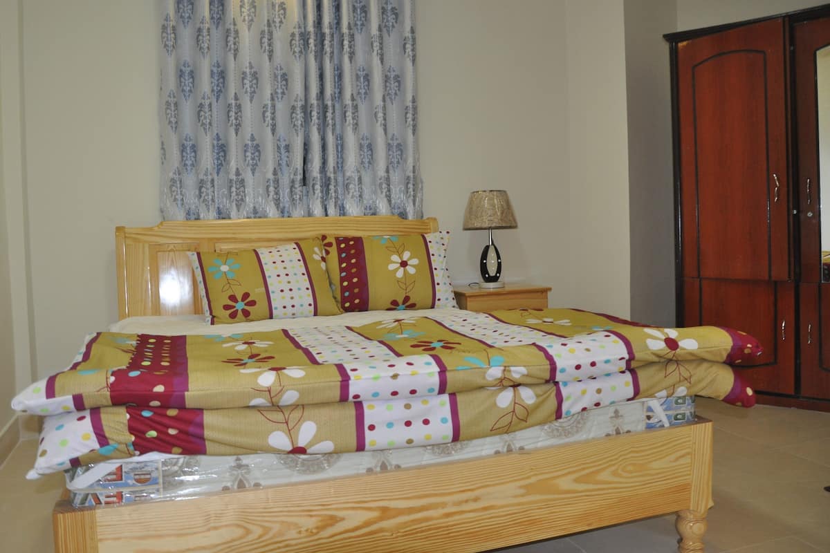 Deluxe tweepersoonskamer, 1 queensize bed, allergievrij, uitzicht op stad | Woonruimte | Een 32-inch flatscreentelevisie met kabelzenders en een televisie