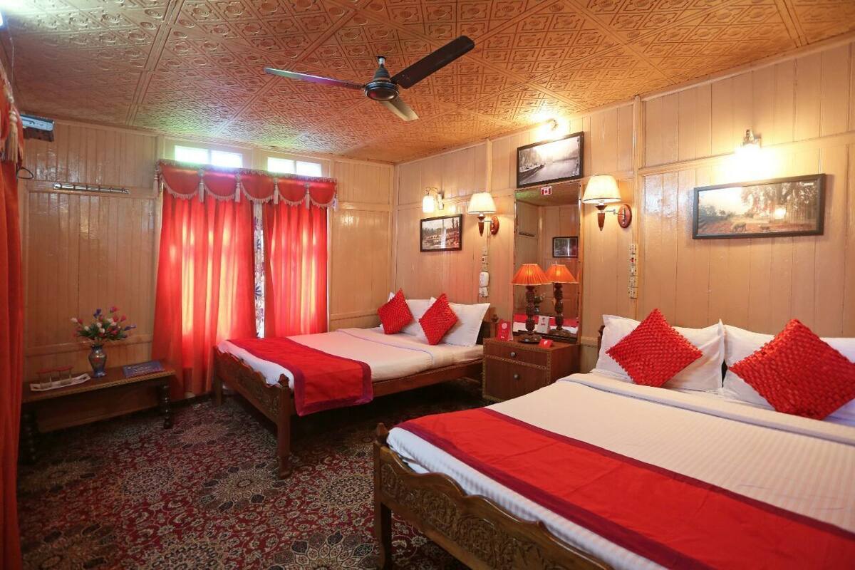 Luxury Quadruple Room, Non Smoking, Lake View | 4 bilik tidur, peralatan tempat tidur premium, bar mini 
