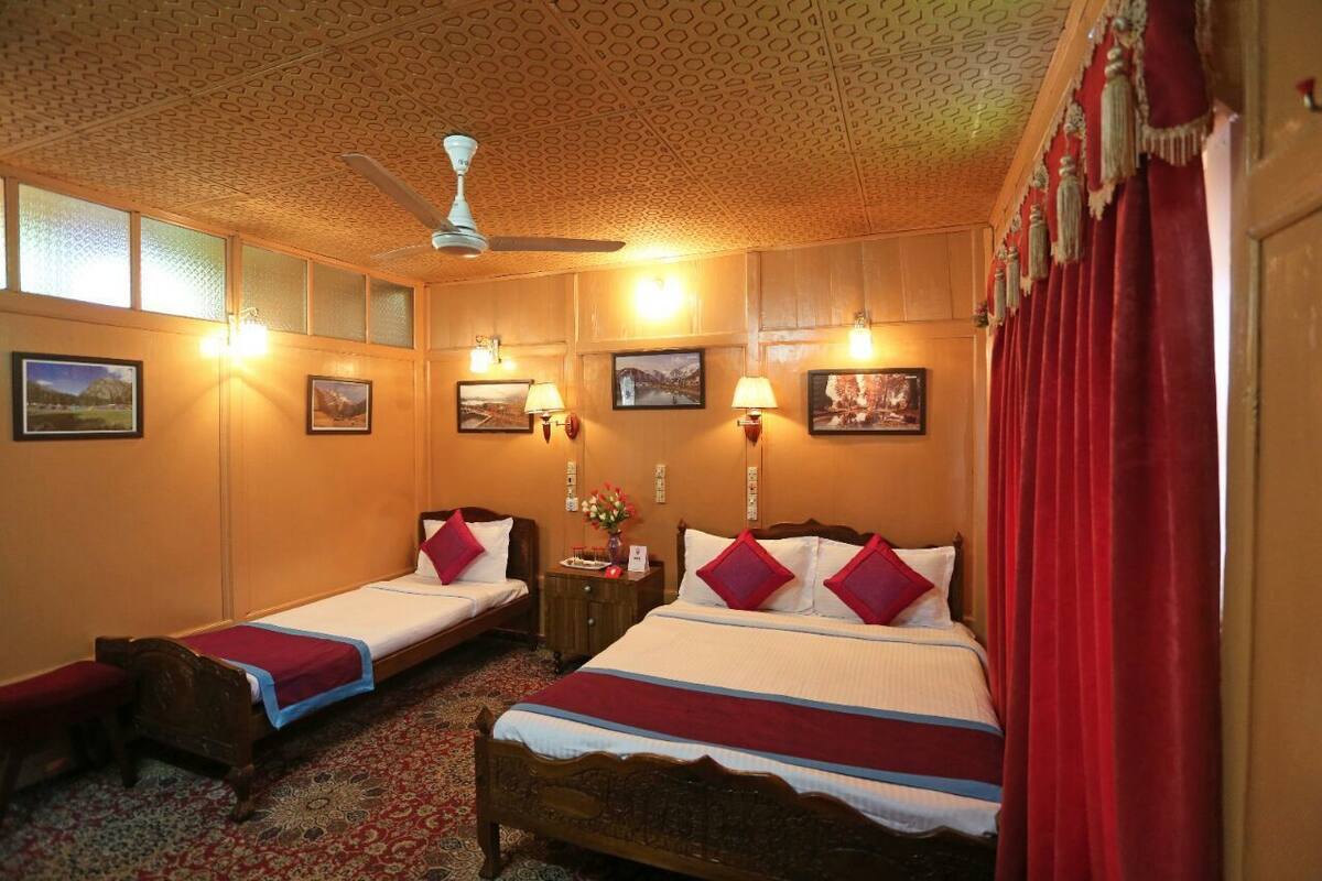 Luxury Triple Room, Non Smoking, Mountain View | 4 bilik tidur, peralatan tempat tidur premium, bar mini 