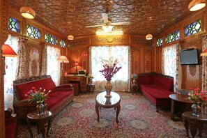 Flat-screen TV, fireplace, pay films - Manila Groups of Houseboats (Srinagar)