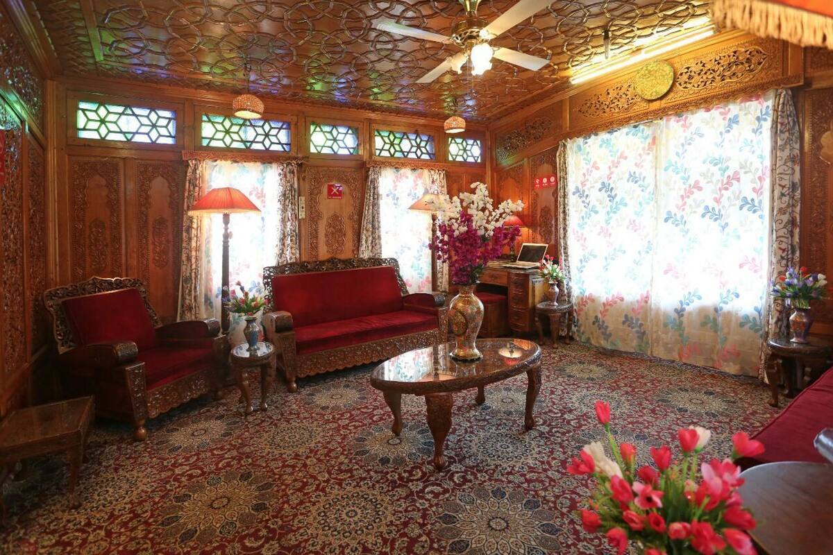 Luxury Double or Twin Room, Lake View | Ruang tamu | TV skrin rata, pendiangan, filem berbayar 