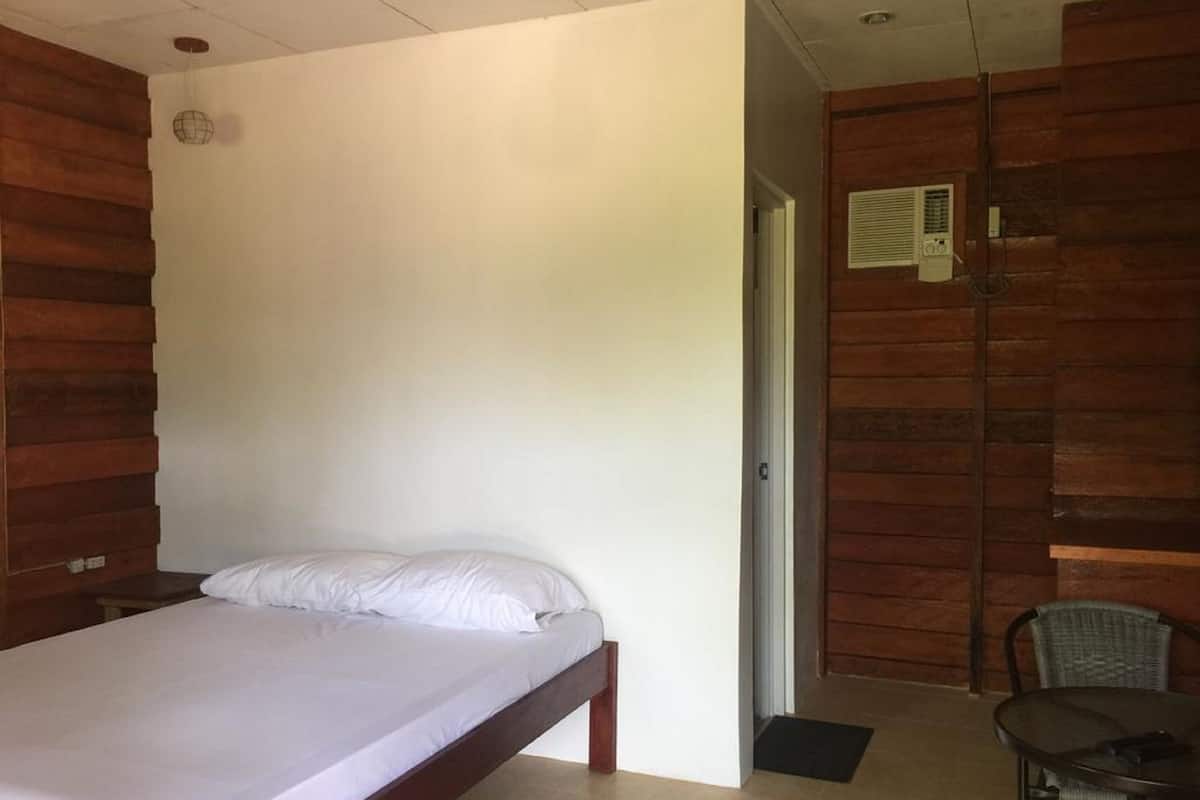 Desk, iron/ironing board, rollaway beds, free WiFi