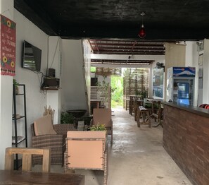 Déjeuner, dîner et souper servis sur place