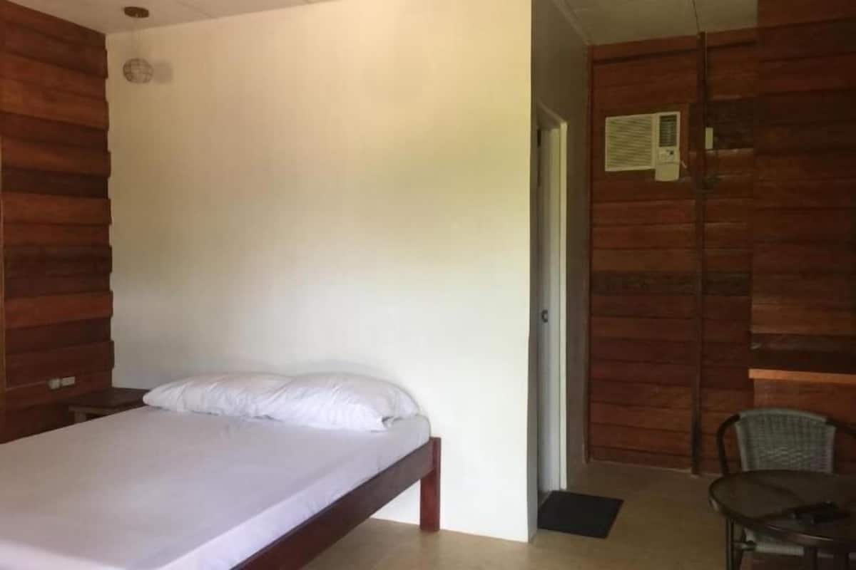 Desk, iron/ironing board, rollaway beds, free WiFi
