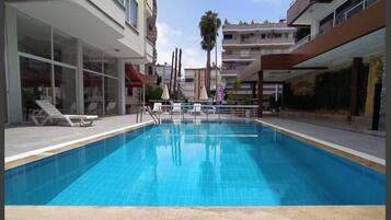 AuĂenpool, Sonnenschirme, LiegestĂŒhle