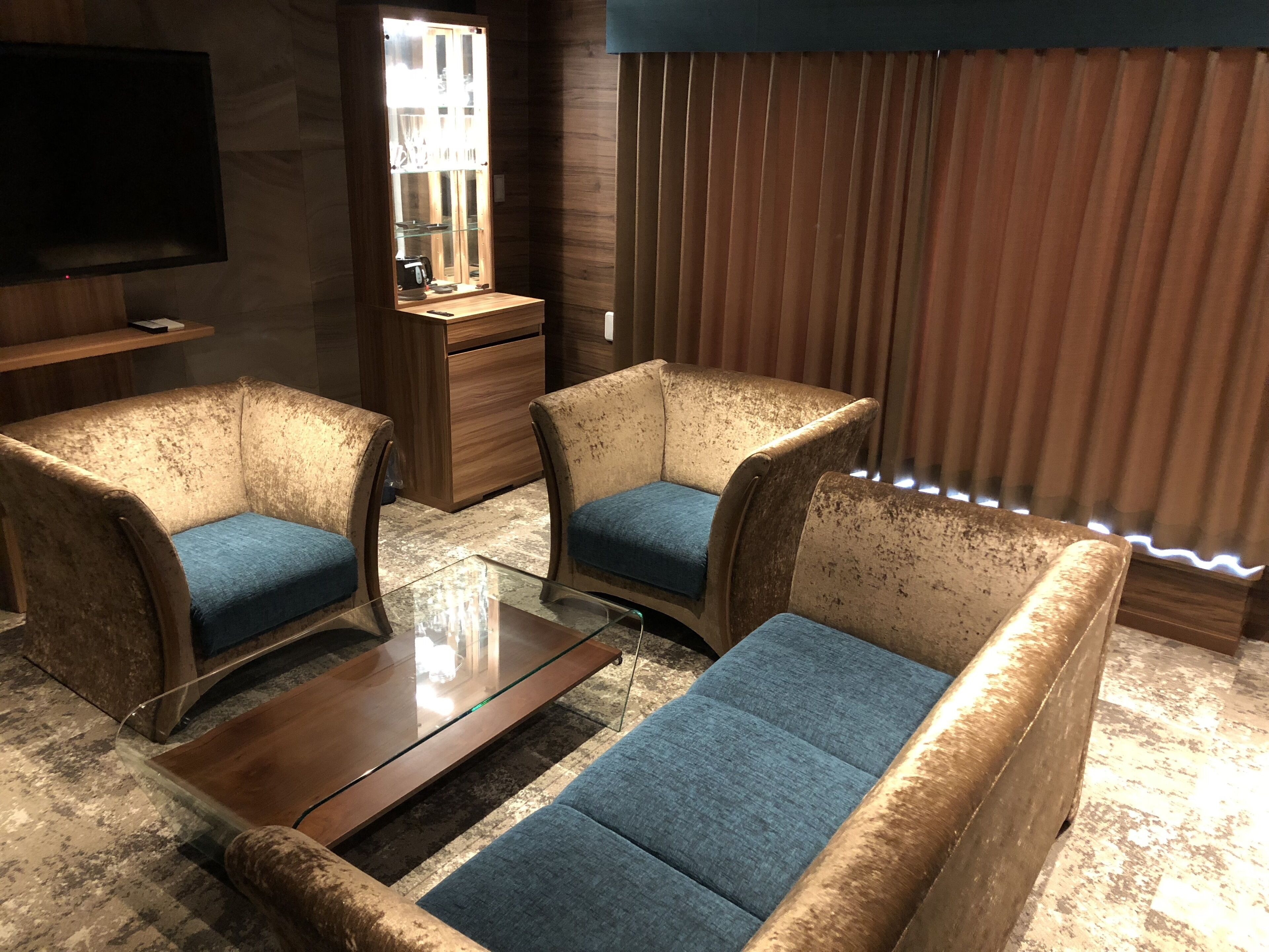 luxury suite | minibar, in-room safe, blackout curtains, soundproofing