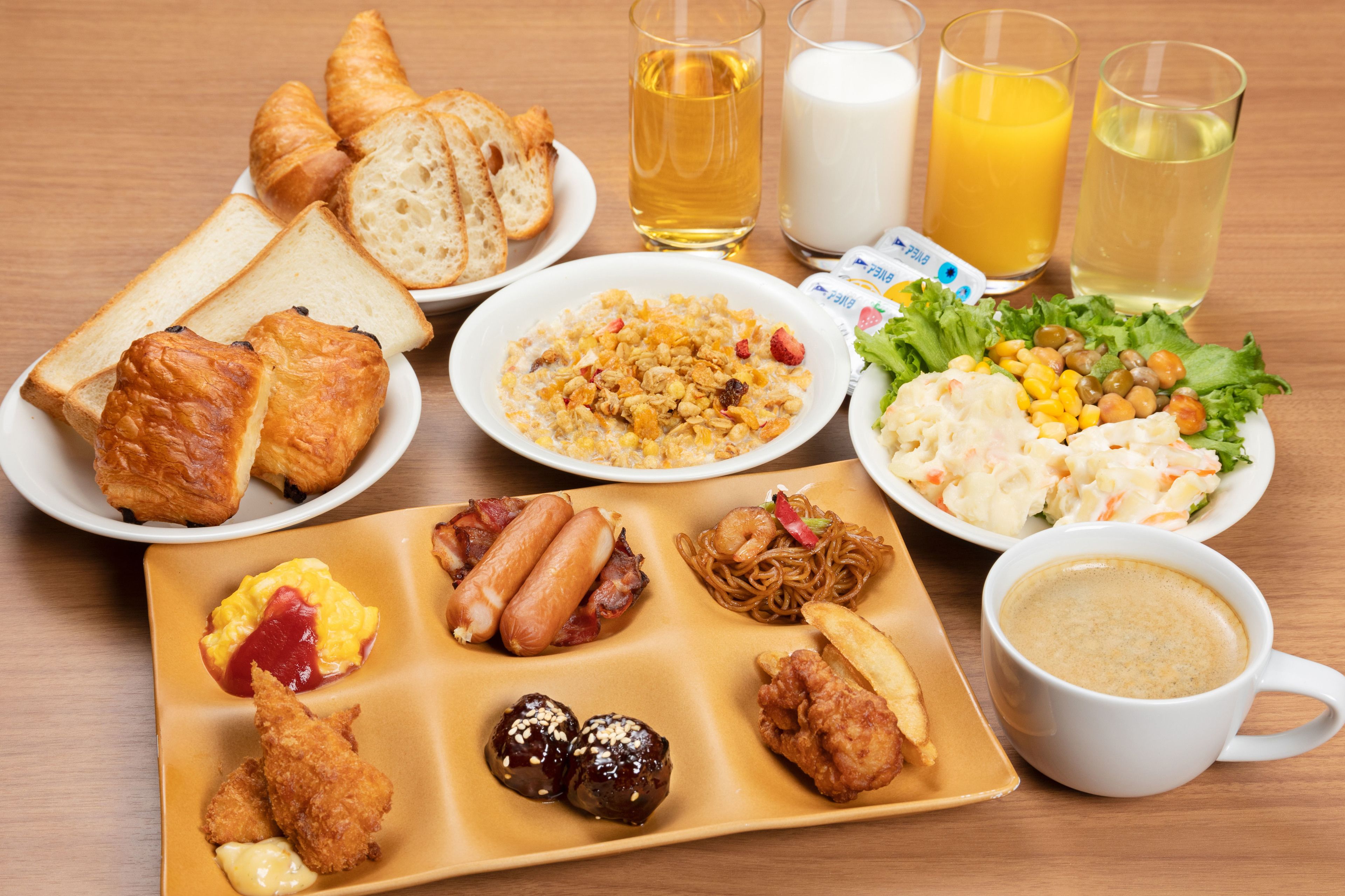 Daily buffet breakfast (JPY 1000 per person)