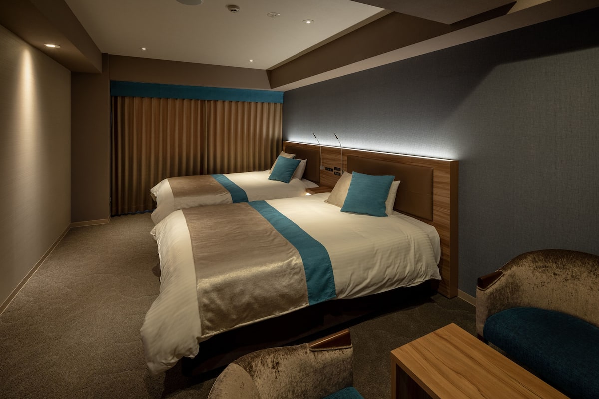 Minibar, in-room safe, blackout drapes, WiFi (free)