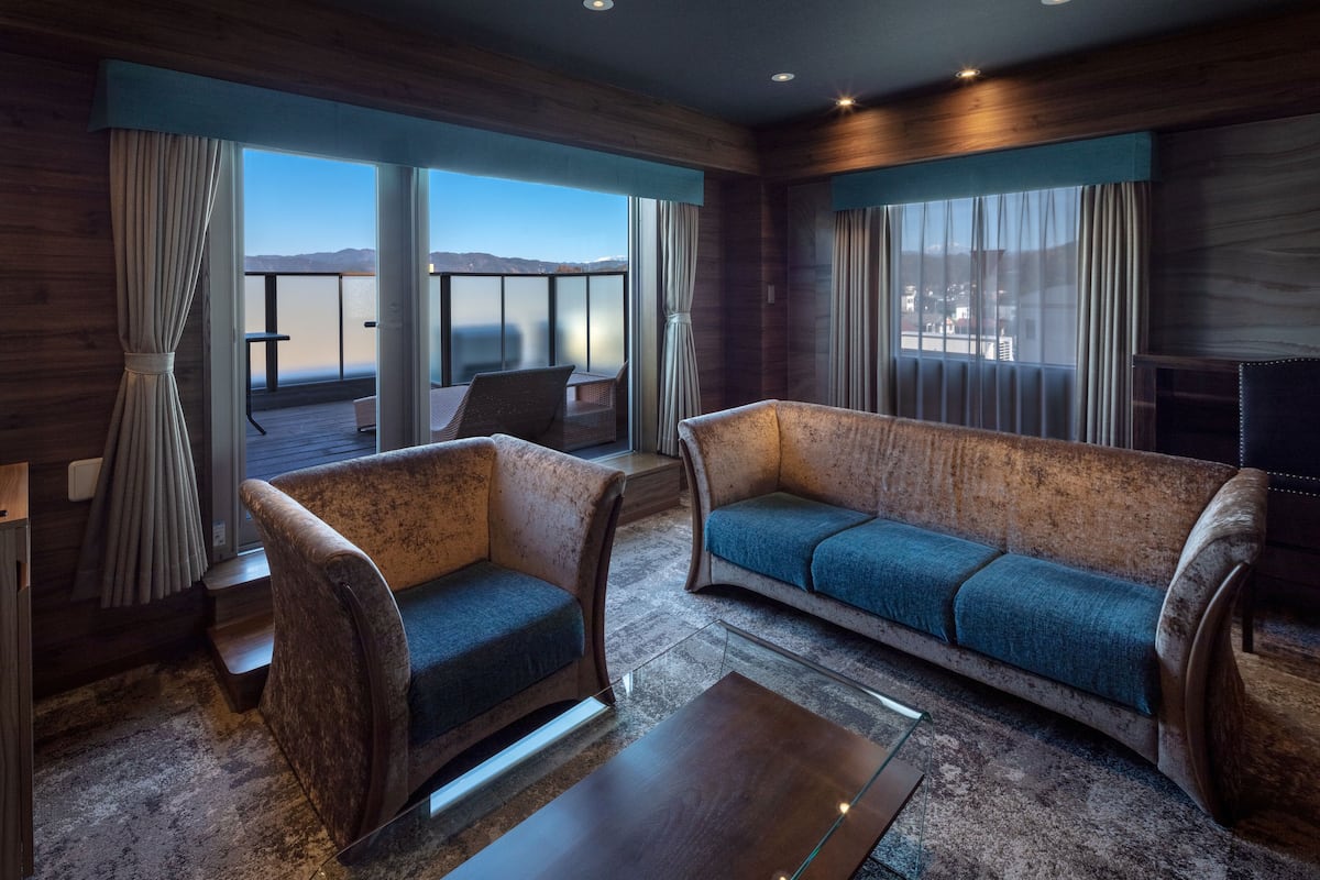 Luxury Suite | Minibar, in-room safe, blackout drapes, WiFi (free)