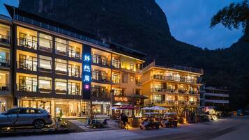 واجهة المنشأة - في المساء/الليل