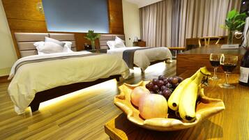 مكتب وستائر تعتيم وواي فاي مجانًا