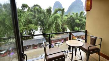 Deluxe Twin Room B | Balcony