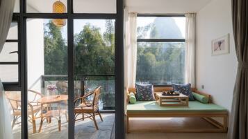 مكتب وستائر تعتيم وواي فاي مجانًا