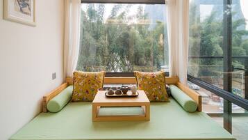 مكتب وستائر تعتيم وواي فاي مجانًا