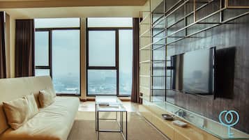Suite Signature, 2 habitaciones | Zona de estar | Una televisión LED