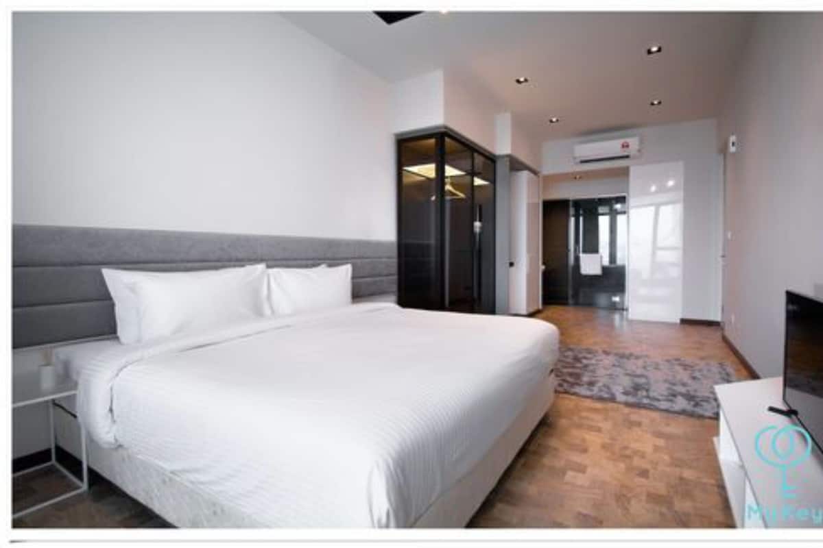 Deluxe Studio, 1 King Bed | In-room safe, blackout drapes, free WiFi, bed sheets