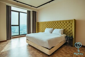 In-room safe, blackout curtains, free WiFi, bed sheets - Expressionz Professional Suites by MyKey (Kuala Lumpur)