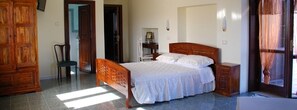 Quadruple Room (External Bathroom) | Iron/ironing board, free WiFi, bed sheets - Agriturismo Villa delle Acacie (Sala Consilina)