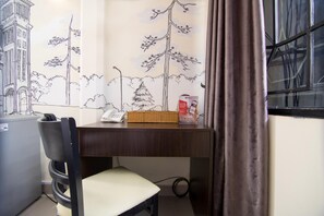 Escritorio, cortinas opacas, wifi gratis