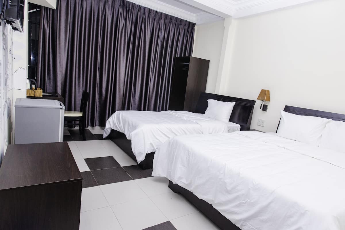 Triple Room | Desk, blackout curtains, free WiFi