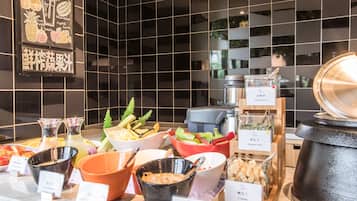 Daily buffet breakfast (TWD 450 per person)