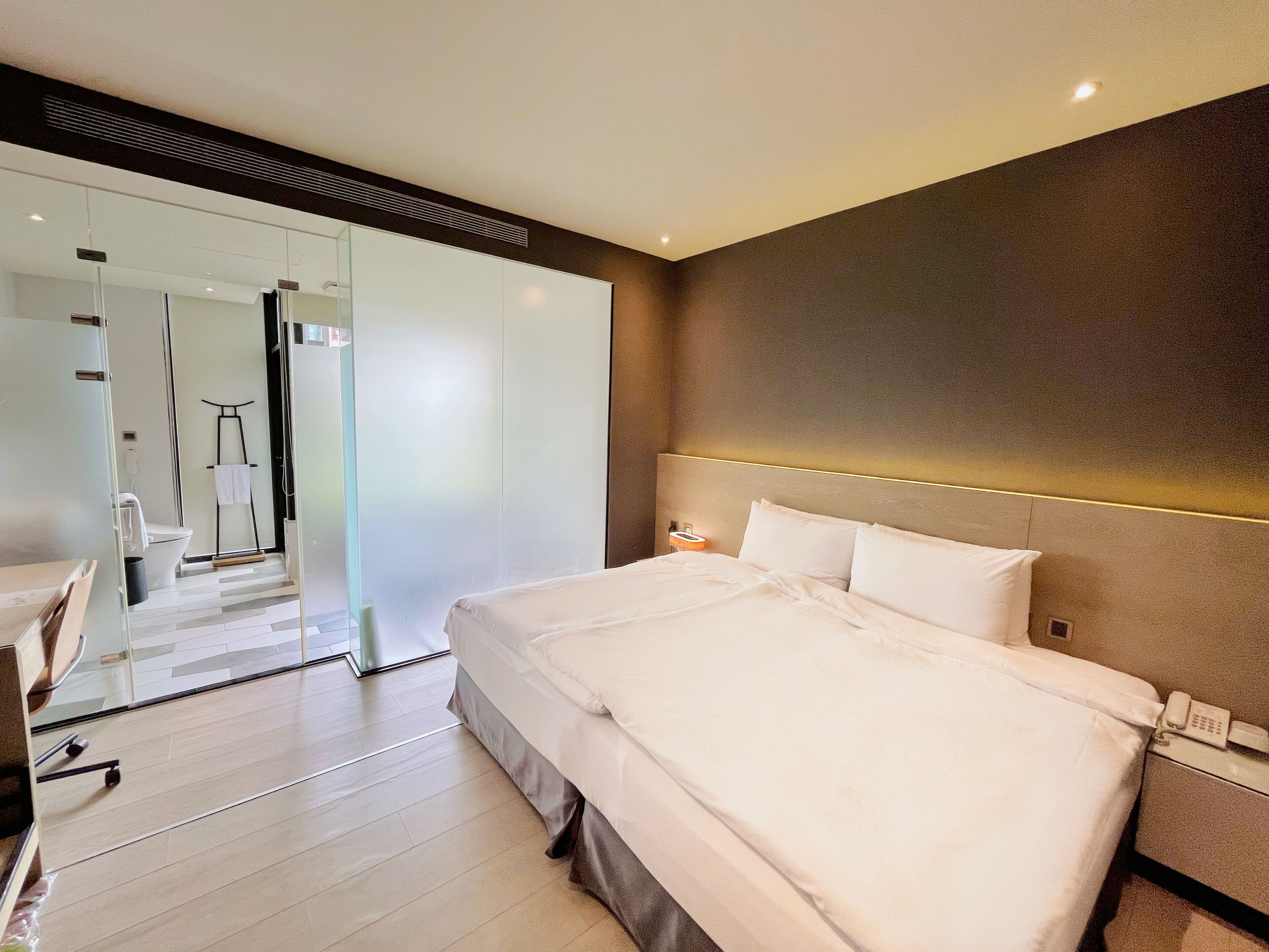 standard double room | down duvets, in-room safe, desk, blackout curtains