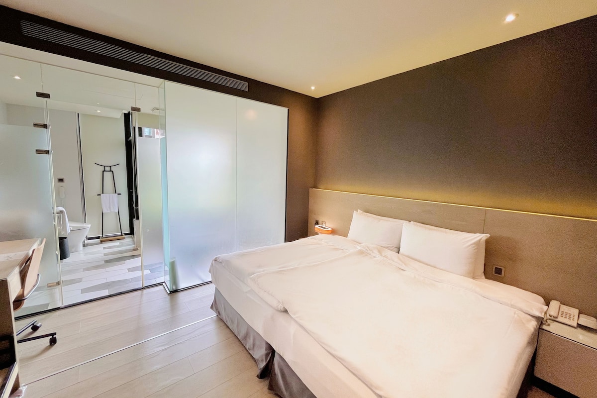 standard double room | down duvets, in-room safe, desk, blackout curtains