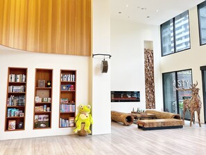 Untuvapeitot, tallelokero huoneessa, työpöytä, pimennysverhot