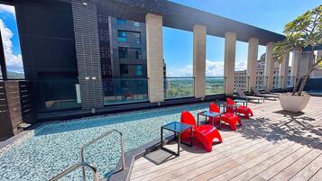 Down comforters, in-room safe, desk, blackout drapes