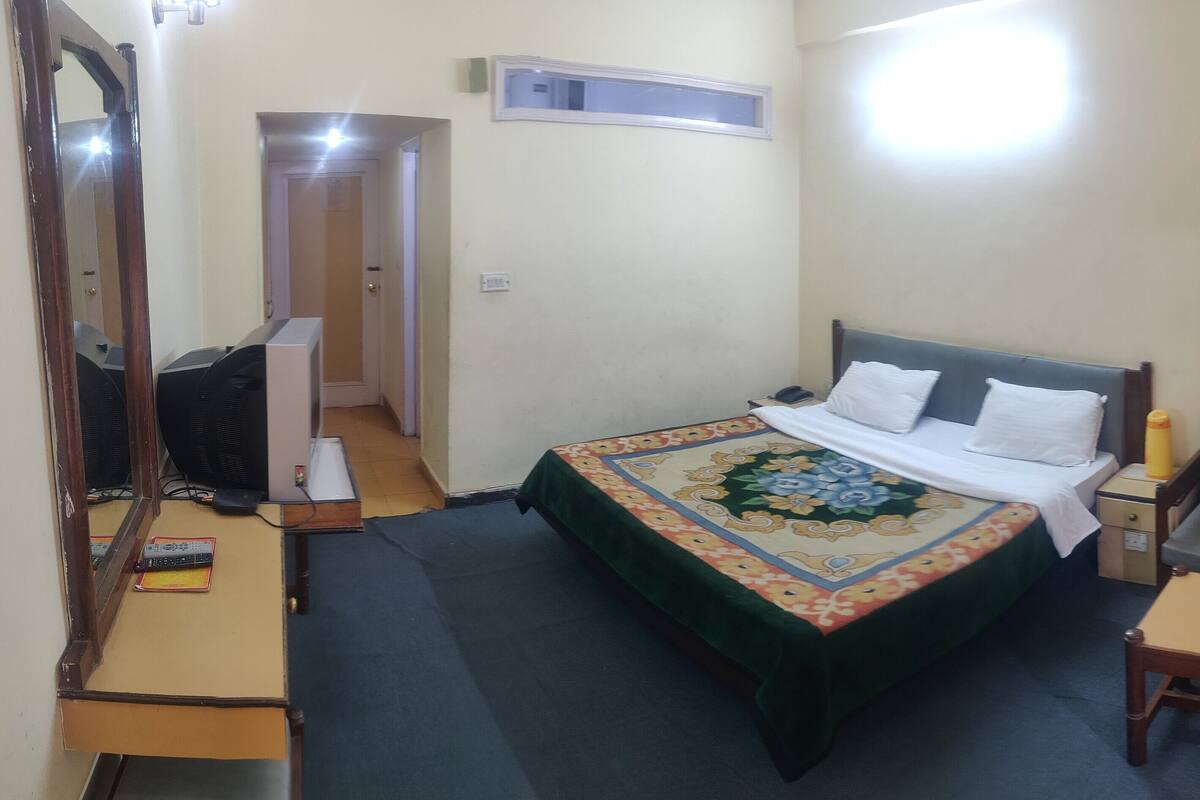 Desk, iron/ironing board, free WiFi, wheelchair access