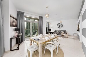 Appartement, 2 chambres | Salle Ă manger