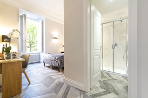 Sengetøy av topp kvalitet, minibar, safe på rommet og skrivebord