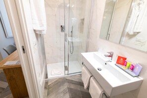 Shower, free toiletries, hair dryer, bidet - Eccelso Hotel (Rome)