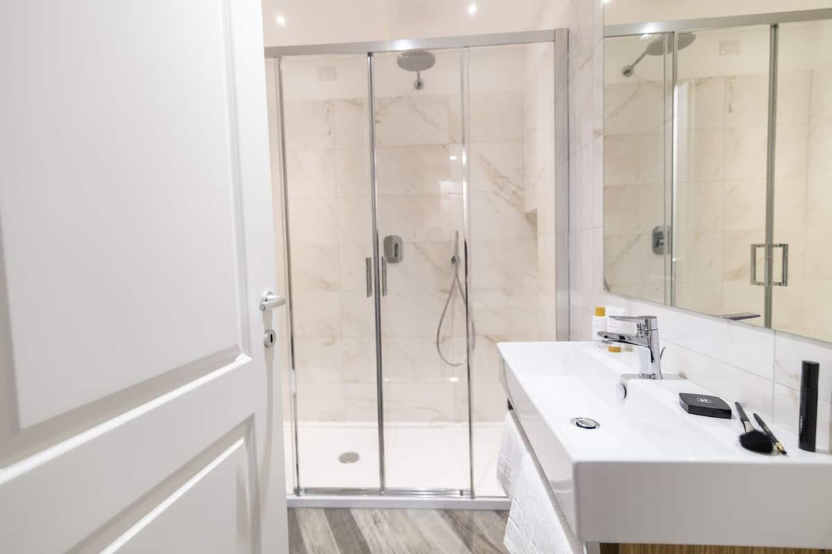 Douche, articles de toilette gratuits, sĂšche-cheveux, bidet