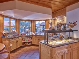 Café da manhã completo todos os dias (EUR 19.9 por pessoa) 