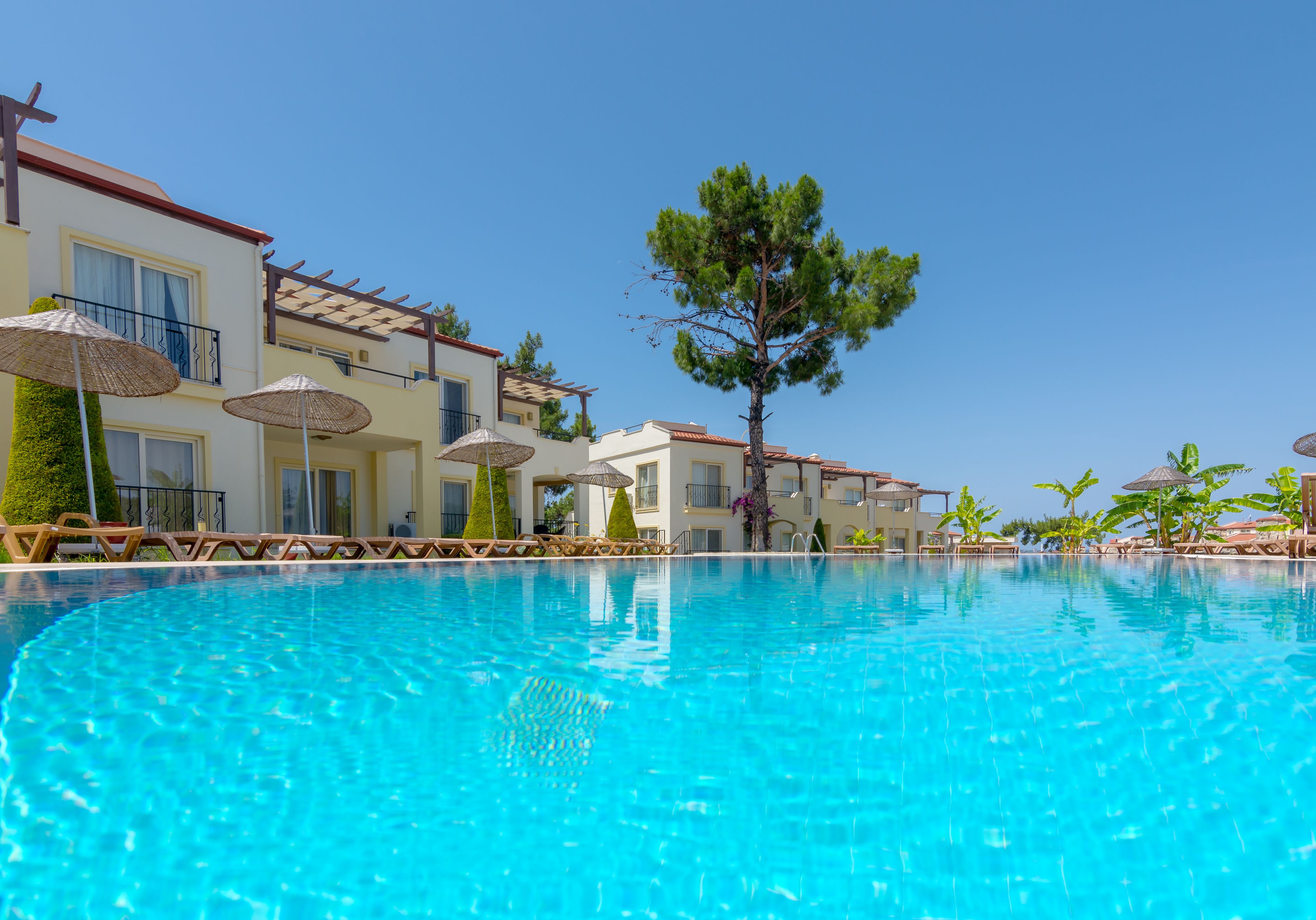 5 outdoor pools, open 9:00 am to 8:00 pm, pool umbrellas, pool loungers