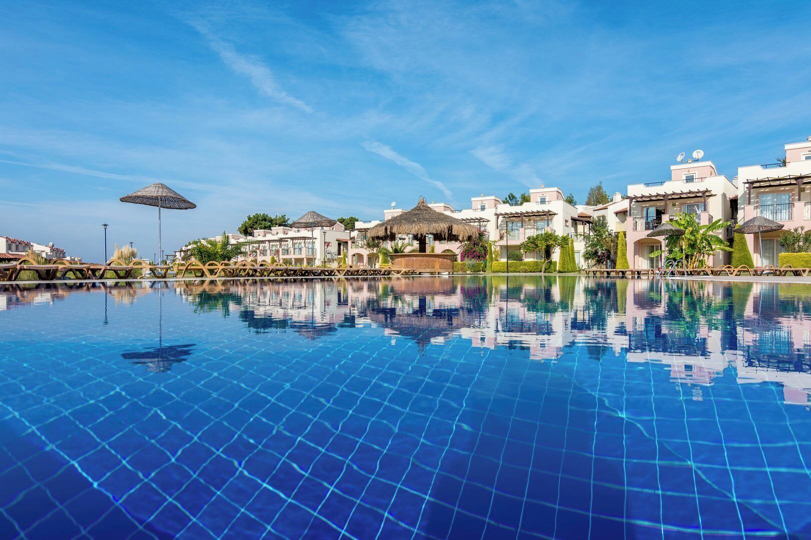 5 座室外游泳池，開放時間為 09:00 至 20:00，提供泳池遮陽傘和日光浴躺椅