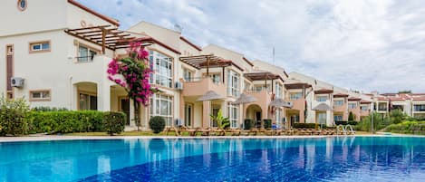 7 outdoor pools, open 9:00 AM to 7:00 PM, pool umbrellas, pool loungers