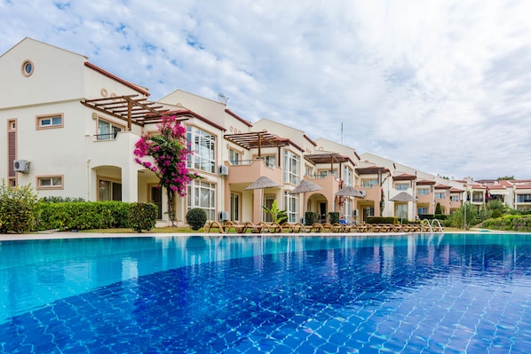 5 piscinas al aire libre, sombrillas, sillones reclinables de piscina